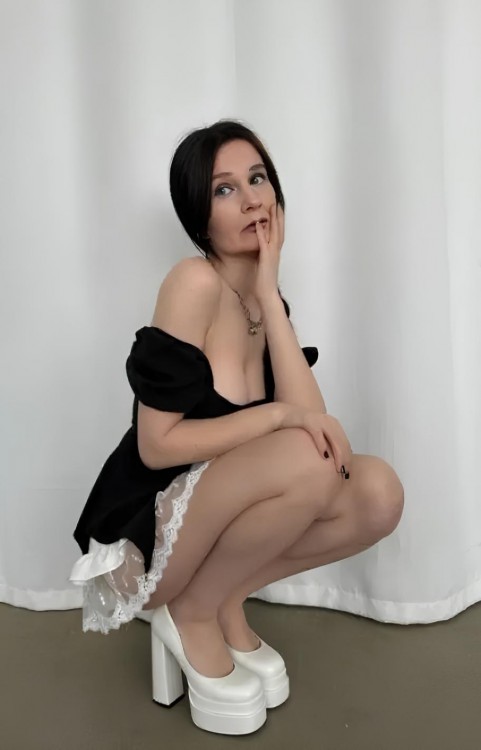 мама Люда, фото из личного альбома ноута, снято два месяца назад. у кого встает?