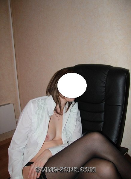 жена в кресле с голой грудью